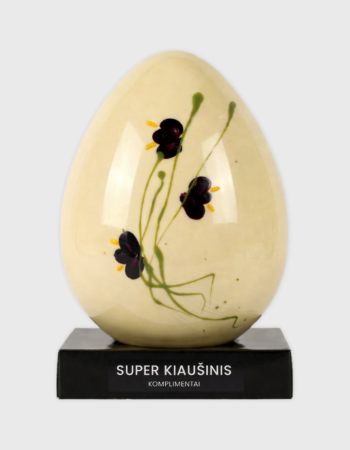 Rankų darbo baltasis šokoladinis Velykinis kiaušinis su dekoru